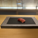 鮨 稲穂 - ケープタウンのインドマグロ
      中には赤身の漬け隠されいる新感覚の握り
      ※まぐろは唯一遠方より