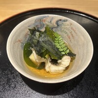鮨 稲穂 - わか竹煮物と広島産の桜鯛
                わかめは、島根産の板わかめと熊本産