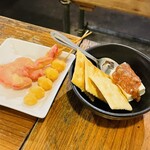角打福本屋 - 串揚げ（ぎんなん、紅しょうが）、酒盗onクリームチーズ