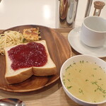 トーコーキッチン - イチゴジャムパン キッシュ、スパサラ、スープ