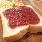 トーコーキッチン - イチゴジャムパン