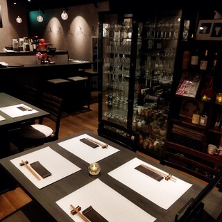 人気の窓側は8名様まで、カウンターはおひとり様にも人気です。