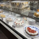 銀座みゆき館 - クラシカルなケーキが並ぶショーケース