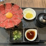 肉たらしぃ - とろけるローストビーフ丼定食大