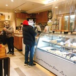 フジウ - 内観:奥に5〜6席ほどのイートインスペースがあります