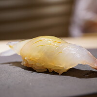 鮨おおね田 - ◇鮃 昆布〆
                    最強の脱水！昆布の旨味と一体になり、噛むほどに甘みで満ちれば〆た身は蘇りをも感じさせ、淡白ながら旨さは全開に！
                    さらっと答える脱水方法でも、素晴らしい技術の賜物といえる極上の一貫。