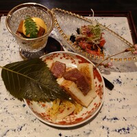 肉匠なか田 本店 - 前菜(桜の葉の塩漬け&カツサンド&春キャベツマスタード、ユッケとひじきの寿司、うなぎとハラミと酢ぬた)