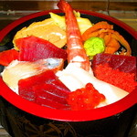 Sempachi Zushi - オススメランチの海鮮チラシです(¥1.000)その他ランチはイクラ丼、鉄火丼、握り7カン、全て天然物!!
