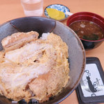 松月 - カツ丼、赤だし、漬物付き