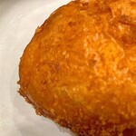 焼きたてパン工房 かえでの木 - カレーパン280円　左