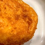 焼きたてパン工房 かえでの木 - カレーパン280円　右