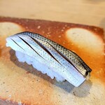 魚金寿司 すゞ木 - こはだ。きれいな流線型の握りです。