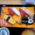 魚金寿司 すゞ木 - ランチの握り。800円。