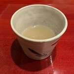 銀座 きた川 - 最初に提供される新玉葱の汲出し　胃を温めてくださいってことです。
