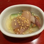 銀座 きた川 - 赤貝燻製　胡瓜酢の物