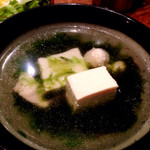 佐賀県三瀬村ふもと赤鶏 - ツナギの鉄板旨焼き定食（1,000円）の汁はアオサのすまし。薄味だけどこれくらいでいい。とにかくやさしくて目にも鮮やか。
