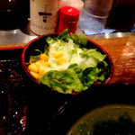 佐賀県三瀬村ふもと赤鶏 - ツナギの鉄板旨焼き定食（1,000円）のサラダ。インド料理やのターリーに付いてくるサラダくらいの大きさ。まずまず。