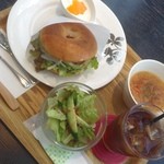 モア カフェ - エビとアボカドのベーグルサンドランチ♫
            ずっと気になってたんだけど、やっと来れた〜‎٩(ˊᗜˋ* )و