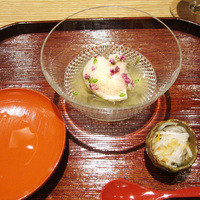 ごだん 宮ざわ - ホタテ 芋茎 じゅんさい トマト出汁のジュレ。左の盃は食前酒【昼コース】
                