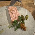 Wineshop & Diner FUJIMARU - パテは実際はこの倍の大きさです。美味し過ぎて写真を撮る前に食べてしまいました。