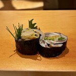 鮨 はしもと - 赤酢で締めた鰯の海苔巻き
      用意するのはお弟子さん、仕事を若手に任せる事も大切ですよね！
      芽葱にガリと胡瓜に赤酢で締めた鰯に海苔、お弟子さんの力作、美味しくいただきました。