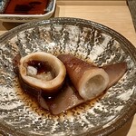 鮨 はしもと - 子持ちヤリイカの煮付け
      火入れが軽く実に柔らか、煮汁で白飯が食べたい！