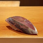 鮨 はしもと - 鯵 神戸（淡路近辺）
      脂のりはほんのりとして、さっぱりとした淡白な味わい。
      この位の脂のりでも十分に美味しいです♪