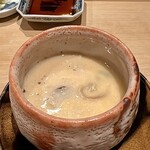 鮨 はしもと - 鮑の茶碗蒸し
      鮑がゴロゴロたっぷり、なかなかこんなに鮑は使わないと思いますけど、我々には嬉しいばかり♪
      百合根の食感良く、胡椒が隠し味に感じます。