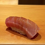 鮨 はしもと - 鮪中トロ 勝浦 147kg 石司より
      まさに冬の鮪の美味しさそのもの！
      シャリの酸と温度に鮪の脂が反応し、脂がとろけながらシャリのバラケと旨みが拡散します！！
      