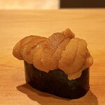 鮨 はしもと - 馬糞ウニ 根室 希海より
      ウニが盛り盛り♪
      雑味なく甘み良く、海苔の風味と一緒に美味しくいただきました♪