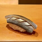 鮨 はしもと - コハダ
      橋本さんのコハダ、やっぱり美味いな！
      しっかり締めたコハダの香り良く、次第に感じるほろ苦さが堪りません！
      美味しい♪