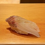 鮨 はしもと - 鯛 竹岡
      身の食感のから、締めて少し日を置いた様に感じます。
      鯛の旨みが凝縮されている点からも、私はそう感じるのです。
      正解は分かりませんけど（笑）
