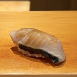 鮨 はしもと - 鰆 軽く燻して
      燻しているものの香りは柔らかく、鰆の風味も感じながらしっとり柔らかで美味しい♪