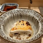 鮨 はしもと - 虎河豚白子炭火焼き 卵黄 シャリ
      そろそろ名残りの河豚白子、大きさも立派です！
      白子と卵黄のダブルの濃厚な旨みまろやかさ、シャラの酸味がそれらを引き立てています♪