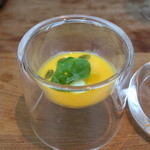 code kurkku ＋ IL GHIOTTONE ( コード クルック プラス イルギオットーネ )グアンチャーレで巻いた帆立と冷たいかぼちゃのスープ、生姜のジェラート、２色のタピオカ