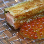 code kurkku ＋ IL GHIOTTONE ( コード クルック プラス イルギオットーネ )パリパリのパートで包んだサーモンとズッキーニ　ズッキーニのエスプーマとたっぷりサラダ　イクラ添え