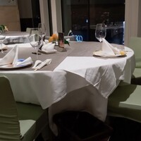 華湘 東武池袋店 - 隣の丸テーブル。