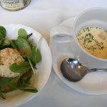 ガルソンヌ - 付け合せのポテトサラダとスープ