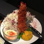 怪獣酒場 - グドンのおススメ！ツインテールフライ(下に顔が！)