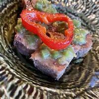 那古亭 - 茹で牛タンを軽く炙り、葉山葵を乗せて