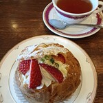 290704089 - シュー・ア・ラ・クレーム 紅ほっぺ
