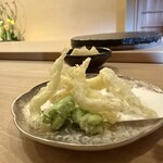 すし処 睦月 - 白魚とそらまめの天ぷら