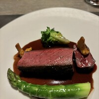 現代茶寮 銀座風月堂 - 北海道美唄 蝦夷鹿のロティ　ポワヴラードソース
                    お肉はロースとハツ
                    付け合わせはプティベール、ジロール茸、グリーンアスパラ