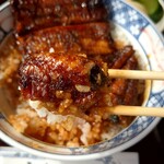 うなぎや - 身は蒸されてふわふわの関東風　タレの見た目は濃そうだが意外にもあっさり