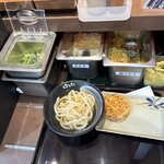 はなまるうどん - 支払い後に天かすとネギをトッピング