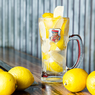 塩やきそばやネギ焼きも人気！丸ごとレモンチューハイで乾杯◎