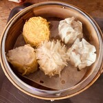 Tokyo焼売マニア - 焼売　１個サービスしてくれた　錦糸　肉2    いか　　　　　　　　　たこ？海鮮？