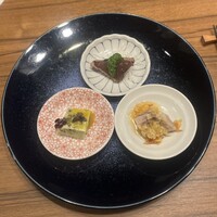中国菜厨 エスサワダ 新丸ビル店 - ・前菜三種盛り合わせ(鰹の藁焼き、豚タンと桜海老のネギソース和え、翡翠ピータン豆腐)