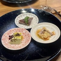 中国菜厨 エスサワダ 新丸ビル店 - ・前菜三種盛り合わせ(鰹の藁焼き、豚タンと桜海老のネギソース和え、翡翠ピータン豆腐)