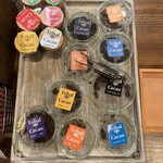 トライバルカカオ - 試食のチョコ。違いを丁寧に教えてくれます。